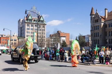 Scranton, PA - 8 Mart 2025: St. Patrick Geçit Töreni, Lackawanna İlçe Adliyesi Meydanı yakınlarında bir kalabalık toplandı