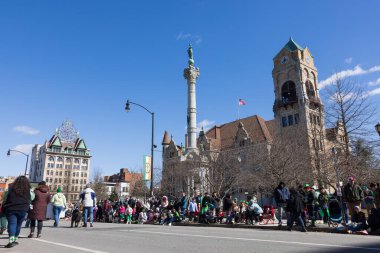 Scranton, PA - 8 Mart 2025: St. Patrick Geçit Töreni, Lackawanna İlçe Adliyesi Meydanı yakınlarında bir kalabalık toplandı