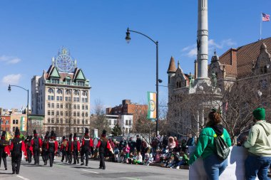 Scranton, PA - 8 Mart 2025: St. Patrick Geçit Töreni, Lackawanna İlçe Adliyesi Meydanı yakınlarında bir kalabalık toplandı