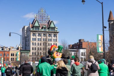 Scranton, PA - 8 Mart 2025: St. Patrick Geçit Töreni, Scranton Elektrik Şehri binasının önünde bir kalabalık toplandı