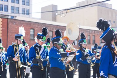 Scranton, PA - 8 Mart 2025: St. Patrick Geçit Töreni sırasında, yürüyüş bandosu sokakta yürüyordu..