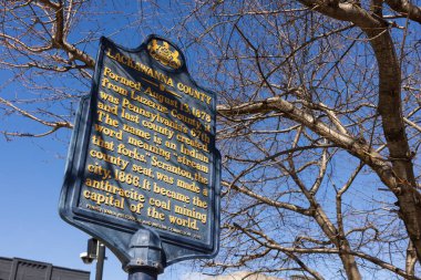 Scranton, PA - 8 Mart 2025: Lackawanna İlçe Adliyesi Meydanı.