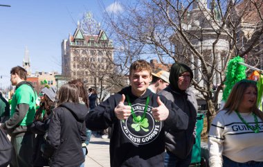 Scranton, PA - 8 Mart 2025: Lackawanna İlçe Adliyesi Meydanı 'ndaki St. Patrick Geçit Töreni' nde eğlenen insanlar