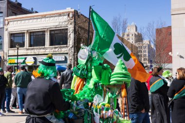 Scranton, PA - 8 Mart 2025: St. Patrick Günü için oyuncak ve hediyelik eşya satan bir sokak tezgahı.