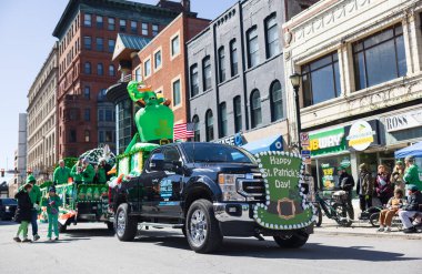 Scranton, PA - 8 Mart 2025: Lackawanna İlçe Adliyesi Meydanı 'ndaki St. Patrick Geçit Töreni' nde eğlenen insanlar