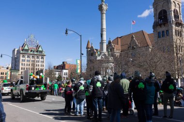 Scranton, PA - 8 Mart 2025: Lackawanna İlçe Adliyesi Meydanı 'ndaki St. Patrick Geçit Töreni' nde eğlenen insanlar