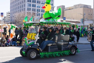 Scranton, PA - 8 Mart 2025: Lackawanna İlçe Adliyesi Meydanı 'ndaki St. Patrick Geçit Töreni' nde eğlenen insanlar