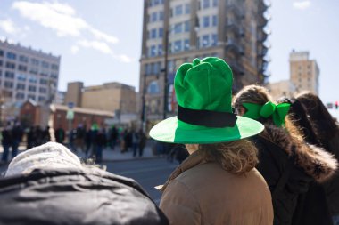 Scranton, PA - 8 Mart 2025: Lackawanna İlçe Adliyesi Meydanı 'ndaki St. Patrick Geçit Töreni' nde eğlenen insanlar