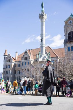 Scranton, PA - 8 Mart 2025: İrlandalı kostümlü bir grup insan caddede yürüyor, St. Patrick Geçit Töreni 'nde müzik aletleri çalıyorlar.