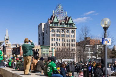 Scranton, PA - 8 Mart 2025: Lackawanna İlçe Adliyesi Meydanı 'ndaki St. Patrick Geçit Töreni' nde eğlenen insanlar