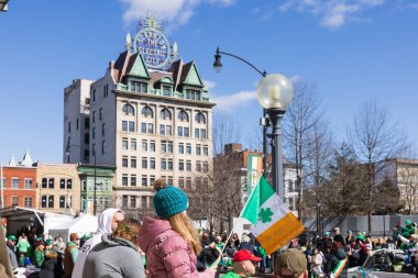 Scranton, PA - 8 Mart 2025: Lackawanna İlçe Adliyesi Meydanı 'ndaki St. Patrick Geçit Töreni' nde eğlenen insanlar