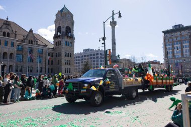 Scranton, PA - 8 Mart 2025: Lackawanna İlçe Adliyesi Meydanı 'ndaki St. Patrick Geçit Töreni' nde eğlenen insanlar