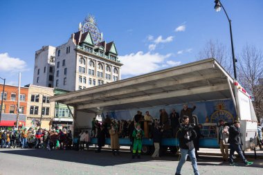 Scranton, PA - 8 Mart 2025: Lackawanna İlçe Adliyesi Meydanı 'ndaki St. Patrick Geçit Töreni' nde eğlenen insanlar