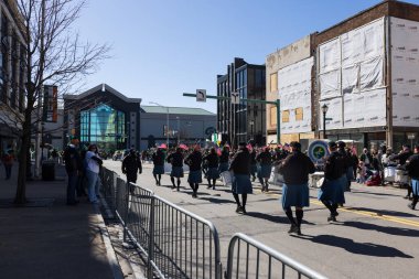 Scranton, PA - 8 Mart 2025: Bir grup üniformalı adam, Steamtown alışveriş merkezinin önündeki marketin önünde yürüyor