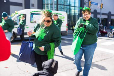 Scranton, PA - 8 Mart 2025 St. Patrick Geçit Töreni sırasında, insanlar yürüyüp şeker ve hediyelik eşya dağıtıyorlar..