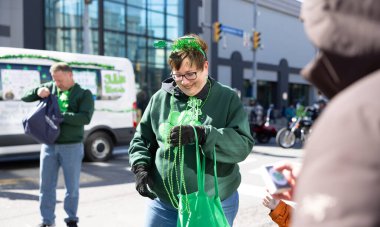 Scranton, PA - 8 Mart 2025 St. Patrick Geçit Töreni sırasında, insanlar yürüyüp şeker ve hediyelik eşya dağıtıyorlar..