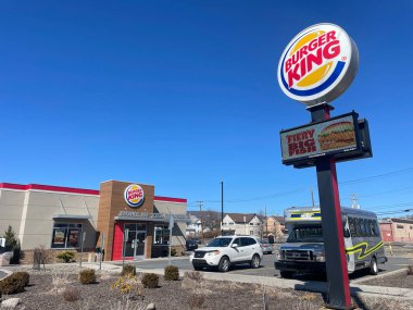 Scranton, PA - 10 Mart 2025 Eski Forge 'da yer alan Burger King restoranının büyük işareti