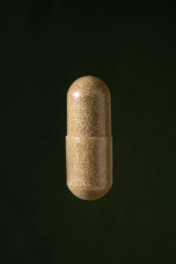 Yakın plan, kapsül (bitkisel kapsüller) veya bitkisel, yeşil arkaplan, kırpma yolu, tek, kesme.