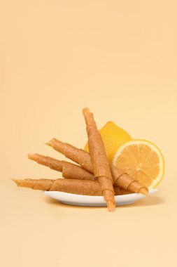 Bej arka planda limonlu bir tabak Pastila. Metin için boş alan.