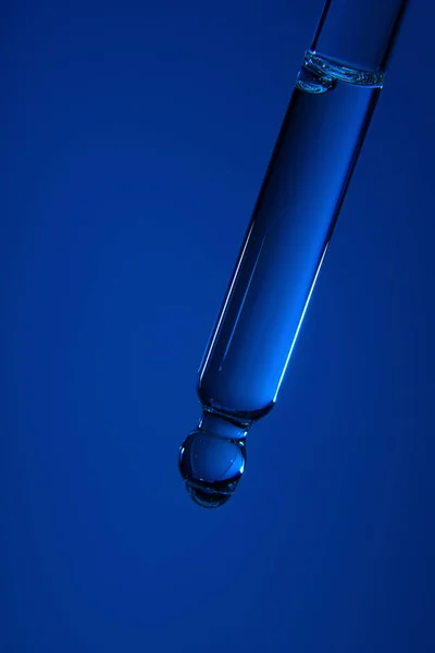 Niebieskim Tle Kroplomierz Płynem Kropla Serum Dla Idealnej Skóry Kosmetyki — Zdjęcie stockowe