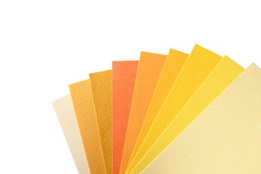 Yaratıcılık için mallar. Beyaz arka planda sarı kağıtlardan oluşan bir palet. Tipografi için kağıt örnekleri. 