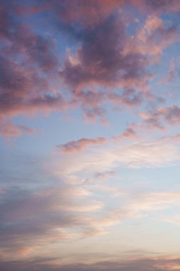 Gökyüzünde mavi pembe bulutlar. Fantezi. Günbatımının büyüsü. Romantizm. Evrensel fotoğraf.