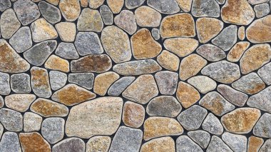 Arka plan bozkır doğal yaban taşından oluşmaktadır. Modern bir taş çit..