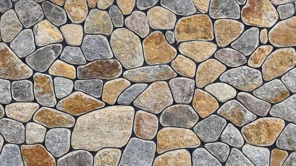 Arka plan bozkır doğal yaban taşından oluşmaktadır. Modern bir taş çit..