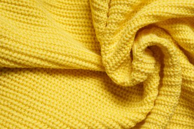 Örgü kıyafetler. Örgü desenli sarı kumaş dalgaları. Tekstil. Yaratıcılık için reklam ürünleri pankartı.