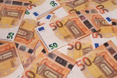 Elli-elli avroluk banknotlar rastgele dağıtıldı. Avrupa para birimi. Üst görünüm.