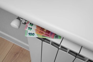 Radyatörde para var. Euro faturaları. Artan ısıtma fiyatları. Metin için bir yer.
