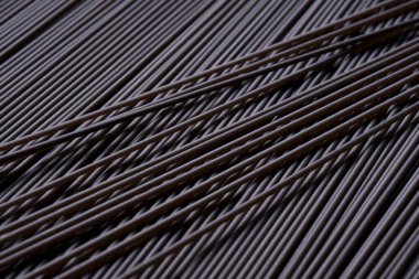 Mürekkepbalıklı çiğ siyah spagetti. Tabağa yakın çekim.