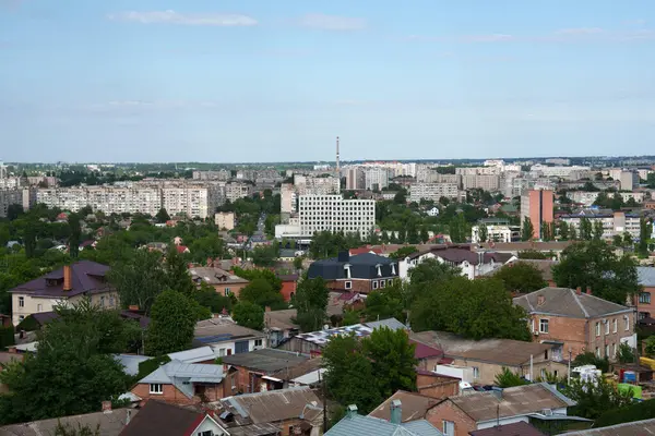 Su kulesinden Vinnytsia şehrine bakın. Ukrayna. Avrupa 'yı dolaş. Çatı evler, yollar, arabalar, yeşil yapraklı ağaçlar. Metin için yer.