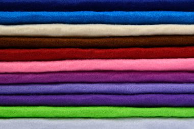 Renkli çok renkli keçe. Yumuşak kumaş örnekleri. Yakın plan. Tasarım projeleri, tekstil modellemeleri, dikiş ve el işi materyalleri veya web ve baskı için renkli bir arkaplan olarak.
