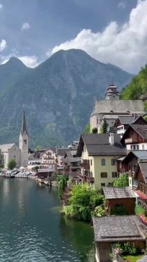 Avusturya 'nın Hallstatt manzarası. Büyük dağların arasına yerleşmiş huzurlu bir göl köyü..
