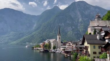Avusturya 'nın Hallstatt manzarası. Büyük dağların arasına yerleşmiş huzurlu bir göl köyü..