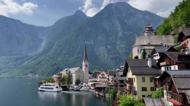 Avusturya 'nın Hallstatt manzarası. Büyük dağların arasına yerleşmiş huzurlu bir göl köyü..