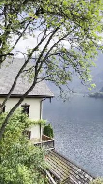 Hallstatt 'te sarı ev Dağların arasında suyun kenarında, Avusturya.