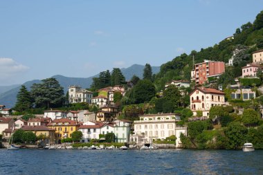 İtalya 'da Como Gölü' nün renkli villaları Alpler arasında.