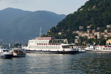 Como Gölü 'ndeki dağ köyü, İtalya. Villas.