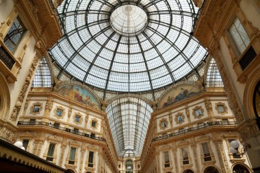 Zürih 'te bir sokakta bulunan İsviçre bayrakları alçı pervazları ve altın bir aslan figürüyle süslenmiş dekoratif defne penceresi olan bir evin pembe cephesine doğru dalgalanıyor..