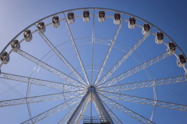 güneşli bir dönme dolap.