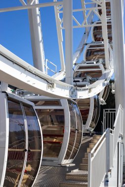 güneşli bir dönme dolap.