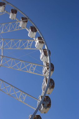 güneşli bir dönme dolap.