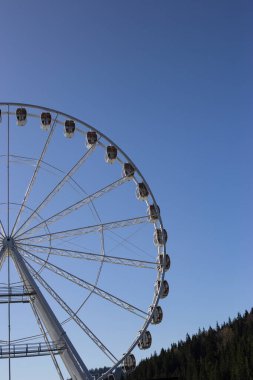 güneşli bir dönme dolap.