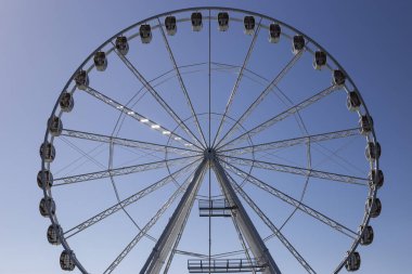 güneşli bir dönme dolap.