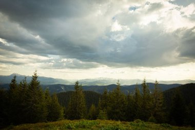 Dağların güzel manzarası.