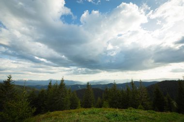Dağların güzel manzarası.