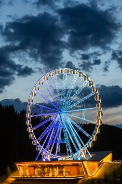 Akşamları dönme dolap aydınlanır..