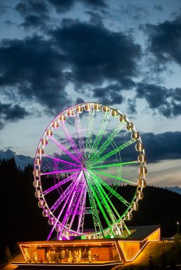 Akşamları dönme dolap aydınlanır..